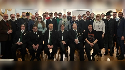 Die neu gewählte Gauvorstandschaft mit Gauschützenmeister Johann Kellner (sitzend, Dritter von links) als Nachfolger von Stefan Brandmiller (sitzend, Fünfter von links) und vielen Ehrengästen. (Bild: Corinna Beierl)