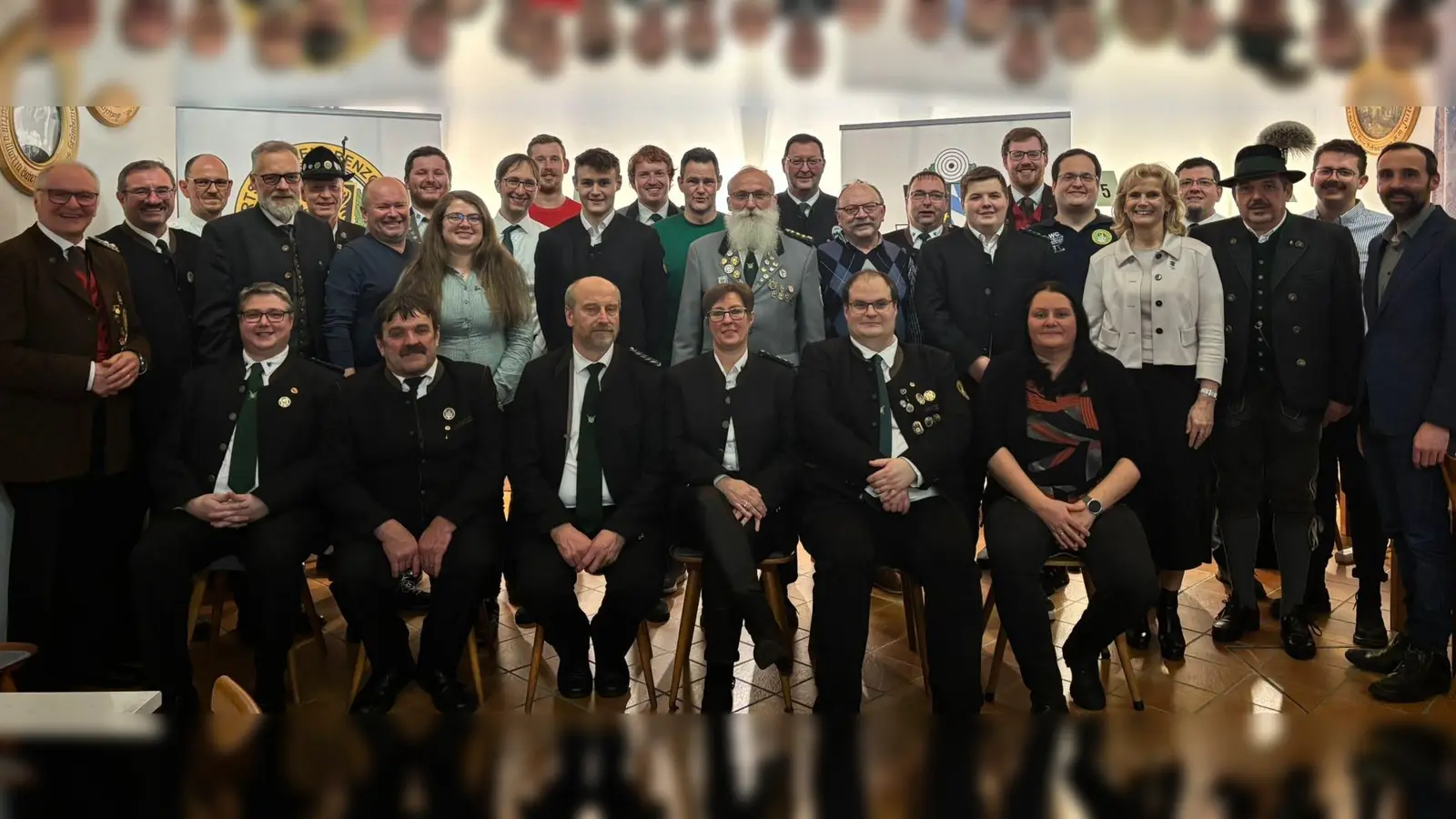 Die neu gewählte Gauvorstandschaft mit Gauschützenmeister Johann Kellner (sitzend, Dritter von links) als Nachfolger von Stefan Brandmiller (sitzend, Fünfter von links) und vielen Ehrengästen. (Bild: Corinna Beierl)