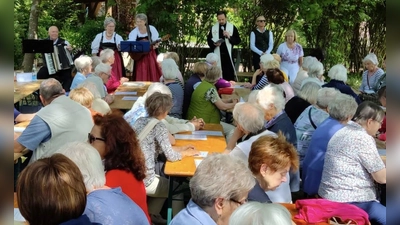 Die Maiandacht mit den Geschwistern Winterer, Anton Reiger, Pater Dominikus, 2.Bürgermeisterin Gabriele Wittleben und Seniorenbeauftragte Gabriele Beck (hinten von links). <br> <br><br> (Bild: Silvia Beck)