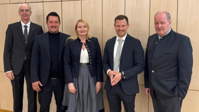 Die Vorstand mit dem Referenten: V.l. Norbert Ziegler, Michael Hösl, Barbara Kick, Notar Markus Pflieger und Vorsitzender Lutz Freiherr von Hirschberg.  (Bild: Martin Stangl )