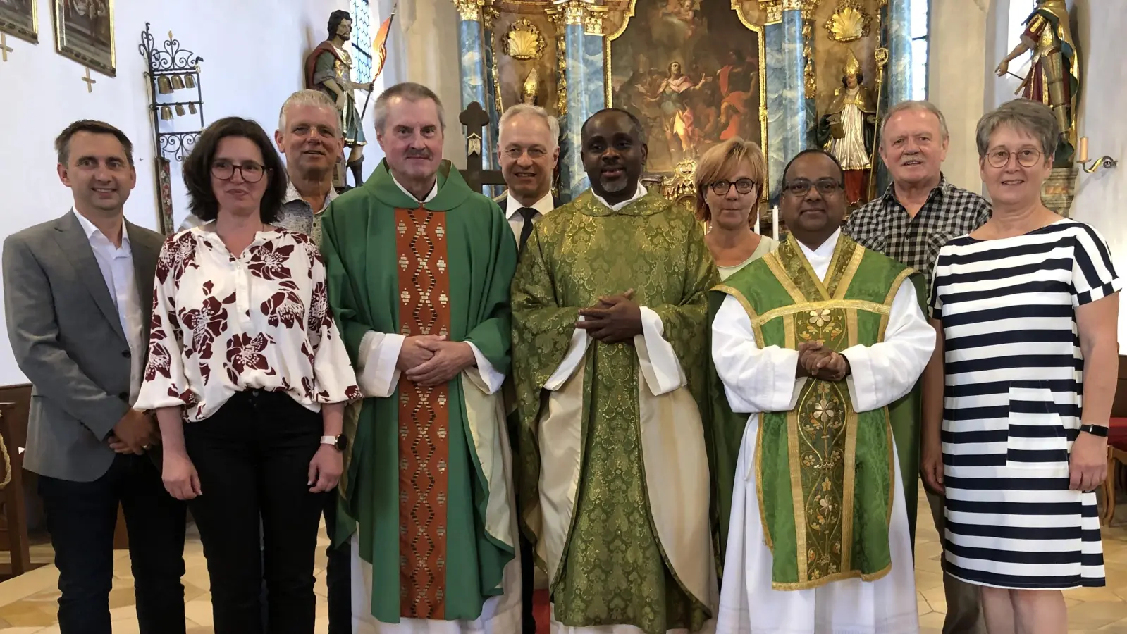 Herzlich willkommen geheißen wurden Pfarrvikar Christian Ogu und Ruhestandspfarrer Alfons Schöpf von Pfarrer Madanu (re), Monika Krieger und Werner Prechtl aus Schlicht (re), Petra Schaaf (4. v. re) aus Sorghof, Sabine Kederer und Franz Josef Einhäupl aus Vilseck (2. u. 3. v. li.) sowie Bürgermeister Thorsten Grädler (5. v. li.) und 3. Bgm Manuel Plössner (li) (Bild: Christian Trummer)