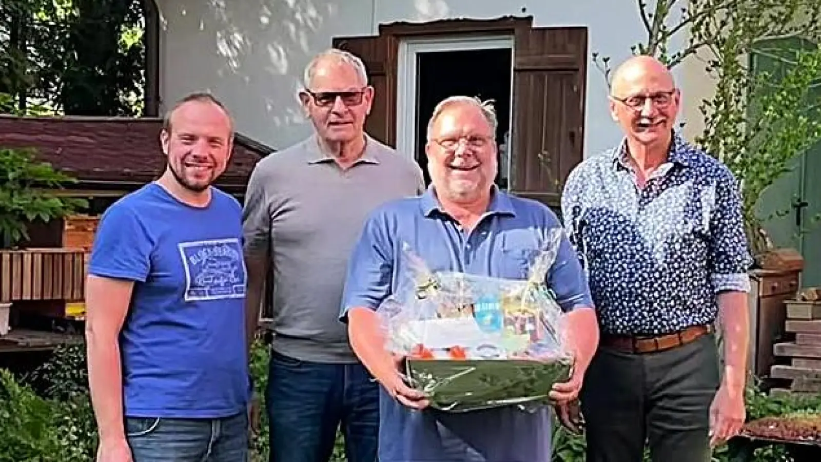 (v.li.n.re.): Die Gratulanten Christian Weiß, Kurt v. Klenck, Manfred Weiß, Martin Pöllath im Garten des Jubilars. (Bild: Martin Pöllath)