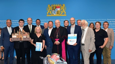 Sie waren die Bewerber mit den beiden prominentesten Unterstützern, die Tirschenreuther Krippenfreunde: Weder Bischof Rudolf Voderholzer aus Regensburg noch der Tirschenreuther Goasreiter ließen es sich nehmen, persönlich in Nürnberg zu erscheinen, um aus den Händen von Finanz- und Heimatminister Albert Füracker die begehrte Urkunde zur Aufnahme in das Immaterielle Kulturerbe Bayerns in Empfang zu nehmen. (Bild: Thomas Sporrer)