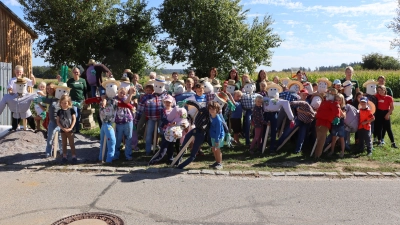 32 Kinder bauen Vogelscheuchen beim Gartenbauverein. Im Hintergrund die fleißigen Helferinnen des Gartenbauvereins (Bild: Rudi Gruber)