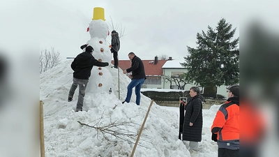 Wahlkampf mal anders: Gemeinsam einen Schneemann bauern (Bild: Gerhard Löckler)