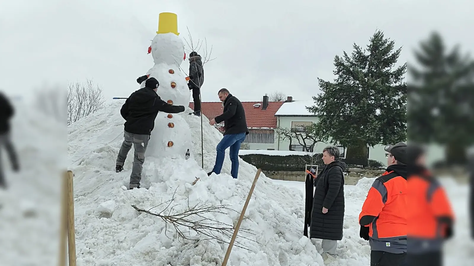 Wahlkampf mal anders: Gemeinsam einen Schneemann bauern (Bild: Gerhard Löckler)