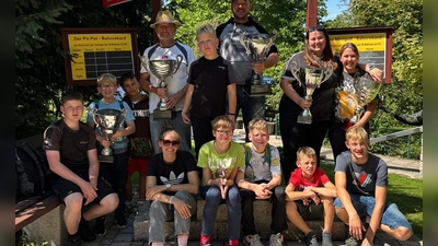 Nicht immer war der Himmel während der Woche des „Jubiläums-Zeitlagers” in der Fränkischen Schweiz so blau: Doch ihre gute Stimmung ließen sich die „Tannenzweig”-Nachwuchsschützen aus Preißach nie „verregnen”. (Bild: Verena Hey)