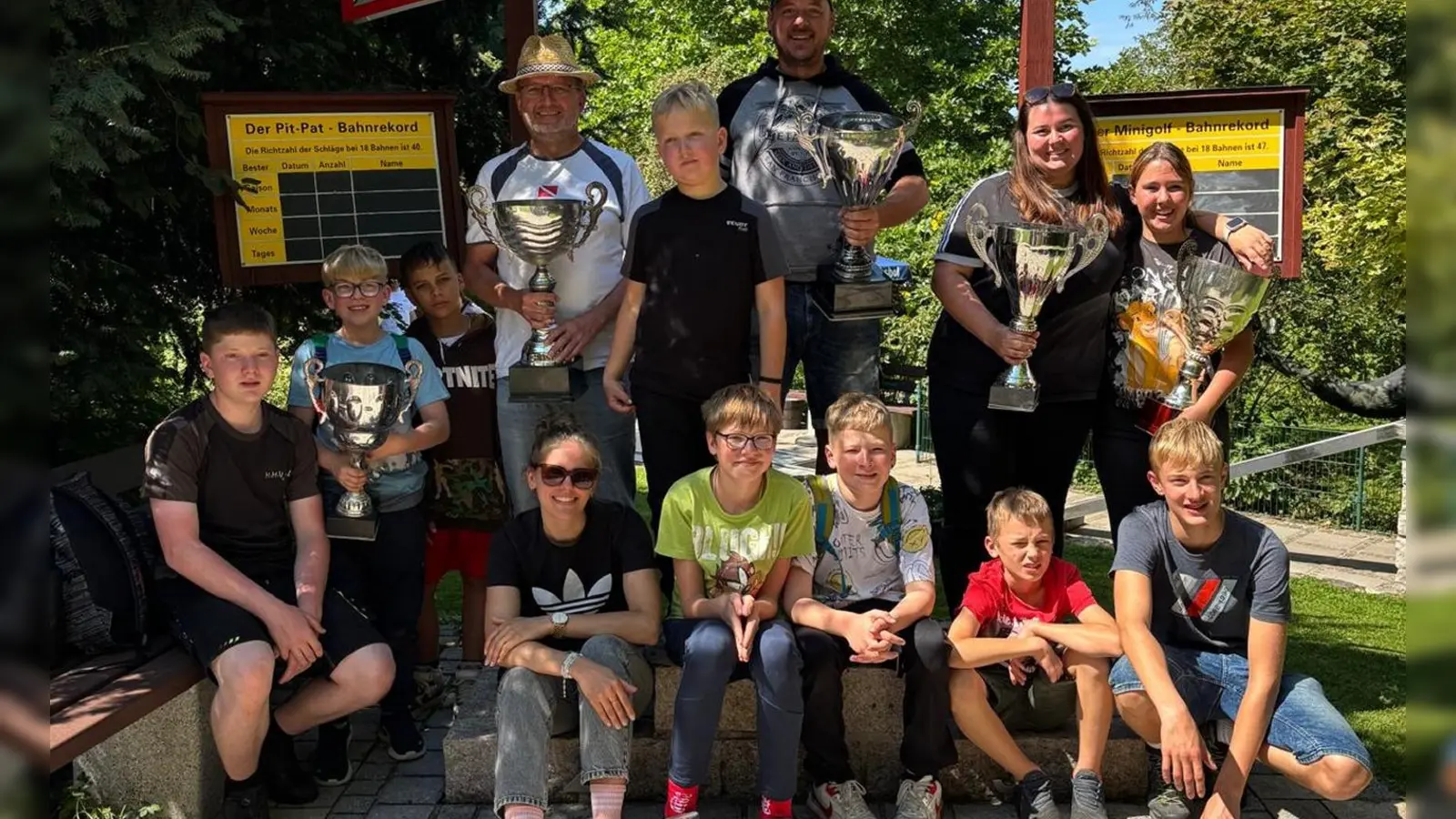 Nicht immer war der Himmel während der Woche des „Jubiläums-Zeitlagers” in der Fränkischen Schweiz so blau: Doch ihre gute Stimmung ließen sich die „Tannenzweig”-Nachwuchsschützen aus Preißach nie „verregnen”. (Bild: Verena Hey)