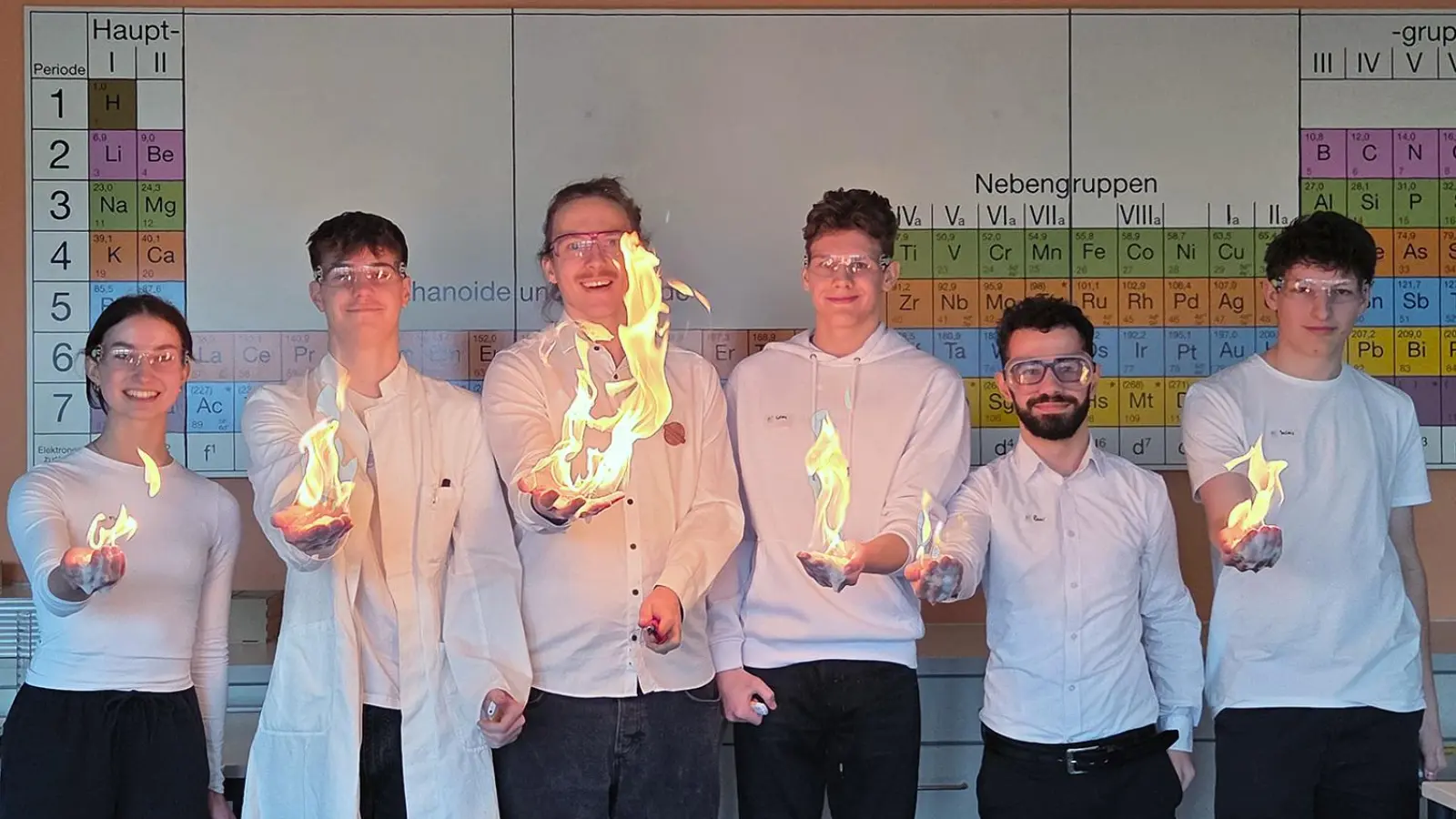 Magische Momente im Chemiesaal: Ein Feuereffekt zeigte, wie spannend Naturwissenschaften sein können. (Bild: Heidi Selch-Witt)