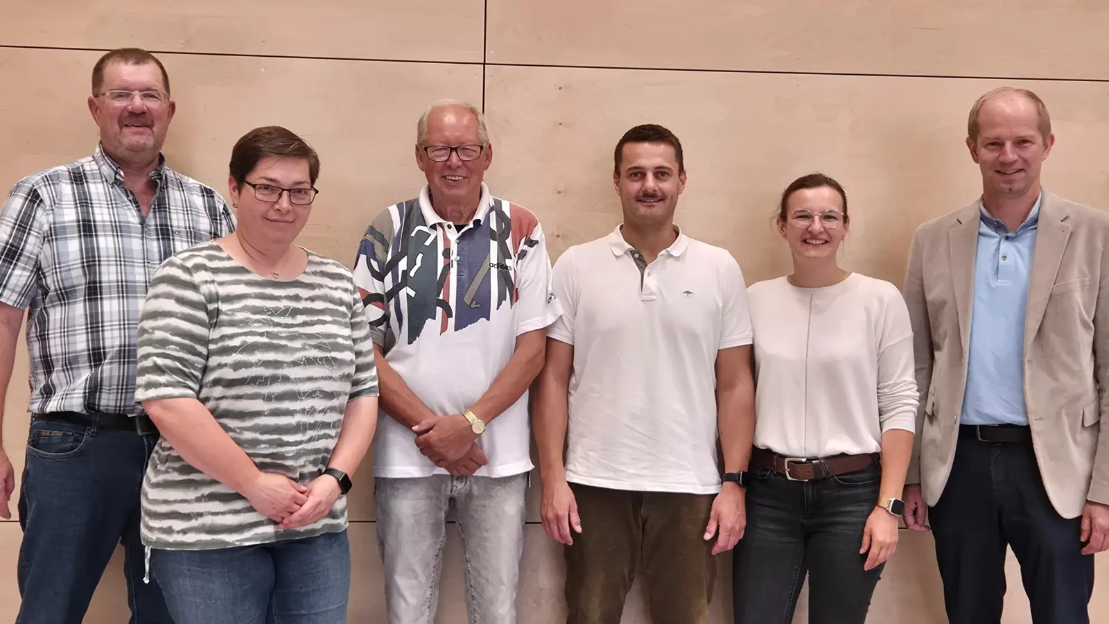 Die neugewählte Abteilungsführung der Tischtennisabteilung: v.l. Dieter Buchner, Anja Meller, Alfred Braun, Jörg Meiller, Pia Meiller, Bürgermeister Konrad Kiener (Bild: Dieter Buchner)