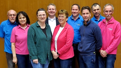 <br>Bei der Neuwahl der Theatergruppe Letzau erhielten die bisher gewählten Mitglieder wieder das Vertrauen. 1. Vorsitzender und Spielleiter bleibt Günter Horn(re). Im Bild von links nach rechts: Dieter Schubert(Kassenrevisor), Rita Zahn(Schriftführerin), Stephanie Schubert(2. Vorsitzende), Bürgermeister Johannes Kett, Anna Schwägerl(Kassenrevisor), Torsten Kaiser(Kassier), Stefan Scheufler(Bühnentechnik), Georg Forster(Bühnentechnik), Günter Horn(1. Vorsitzender) (Bild: Reinhard Kreuzer)