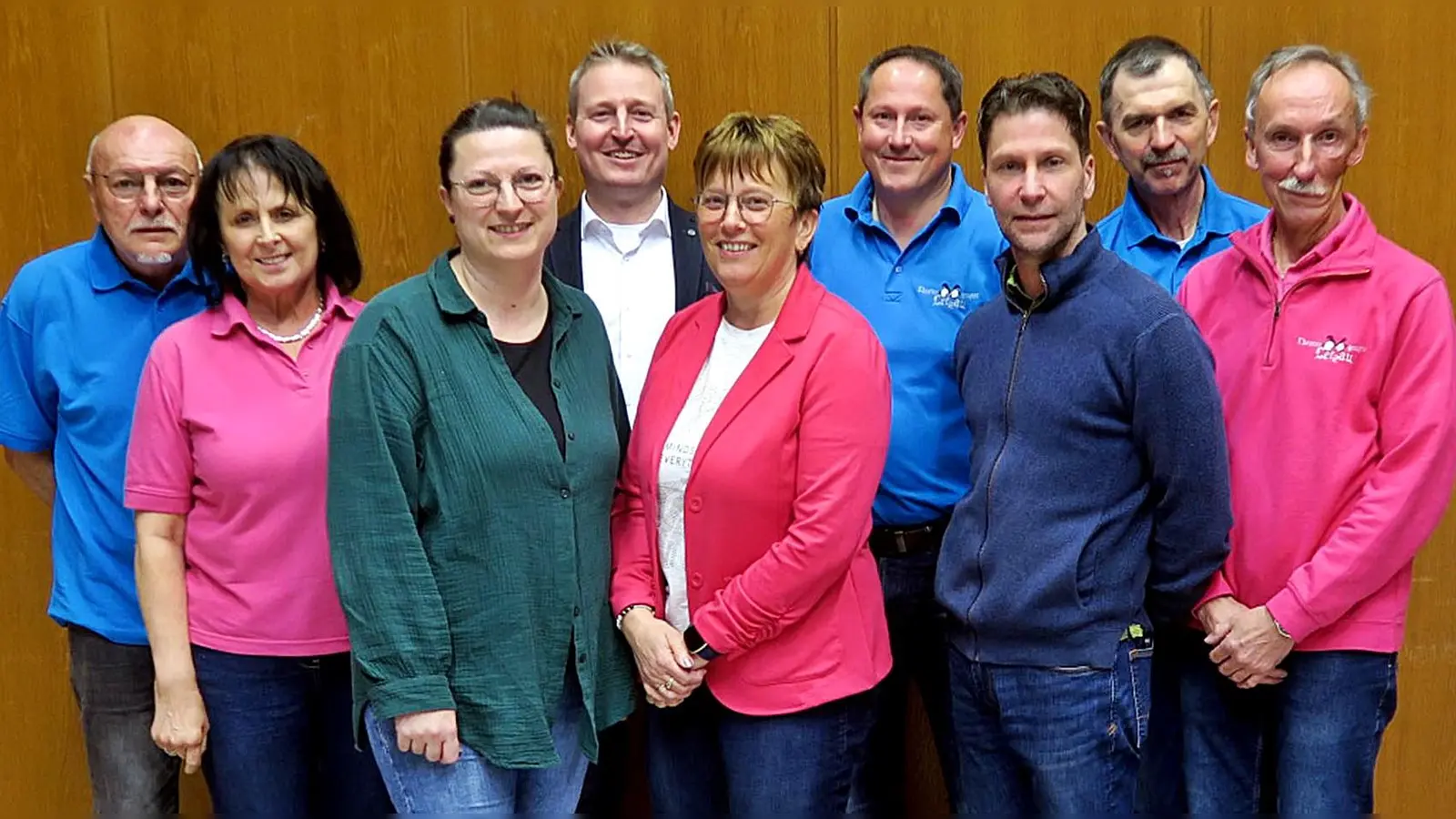 <br>Bei der Neuwahl der Theatergruppe Letzau erhielten die bisher gewählten Mitglieder wieder das Vertrauen. 1. Vorsitzender und Spielleiter bleibt Günter Horn(re). Im Bild von links nach rechts: Dieter Schubert(Kassenrevisor), Rita Zahn(Schriftführerin), Stephanie Schubert(2. Vorsitzende), Bürgermeister Johannes Kett, Anna Schwägerl(Kassenrevisor), Torsten Kaiser(Kassier), Stefan Scheufler(Bühnentechnik), Georg Forster(Bühnentechnik), Günter Horn(1. Vorsitzender) (Bild: Reinhard Kreuzer)