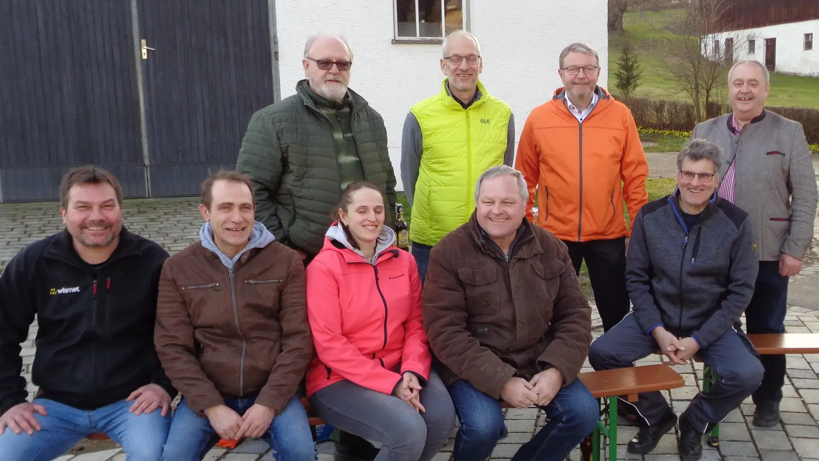 Die Gäste und Kandidaten der Freien Wähler Gebenbach beim politischen Austausch in Kainsricht zusammen mit Generalsekretär Hans Martin Grötsch (3.v.re.) und Bürgermeisterkandidat Peter Dotzler (re.) (Bild: Peter Dotzler)