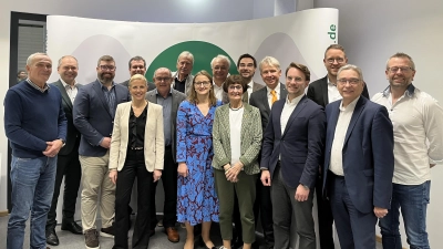 Setzen sich für die OTH ein: Vorsitzender Günther Kamm (vorne, rechts), zweite Vorsitzende Anja Gall-Colbatz (Vierte von links), Schriftführer Severin Hirmer (vorne, Zweiter von rechts) und Schatzmeister Hans-Jörg Schön (Zweiter von links) mit den Beirätinnen und Beiräten. Nach 30 Jahren wurde Waltraud Koller-Girke (vorne, Dritte von rechts) verabschiedet. (Bild: Viola Vogelsang-Reichl)