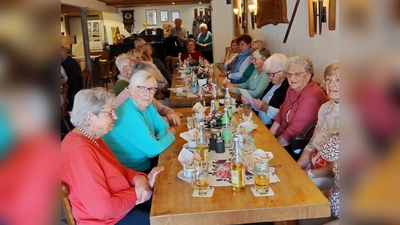Die Frohsinn-Senioren in der Zoiglstube beim Rechersimer.  (Bild: Christa Böhm)