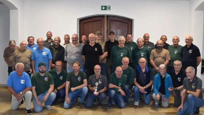 Die Reservisten der Kreisgruppe Oberpfalz Mitte sind immer noch gut in Schuss. Der Wanderpokal ging dieses Jahr an die Schießgemeinschaft RK Poppenicht. Dazu gratulierte Kreisvorsitzender Oberst d.R. Bertram Gebhard (re.. knieend).  (Bild: Paul Böhm)