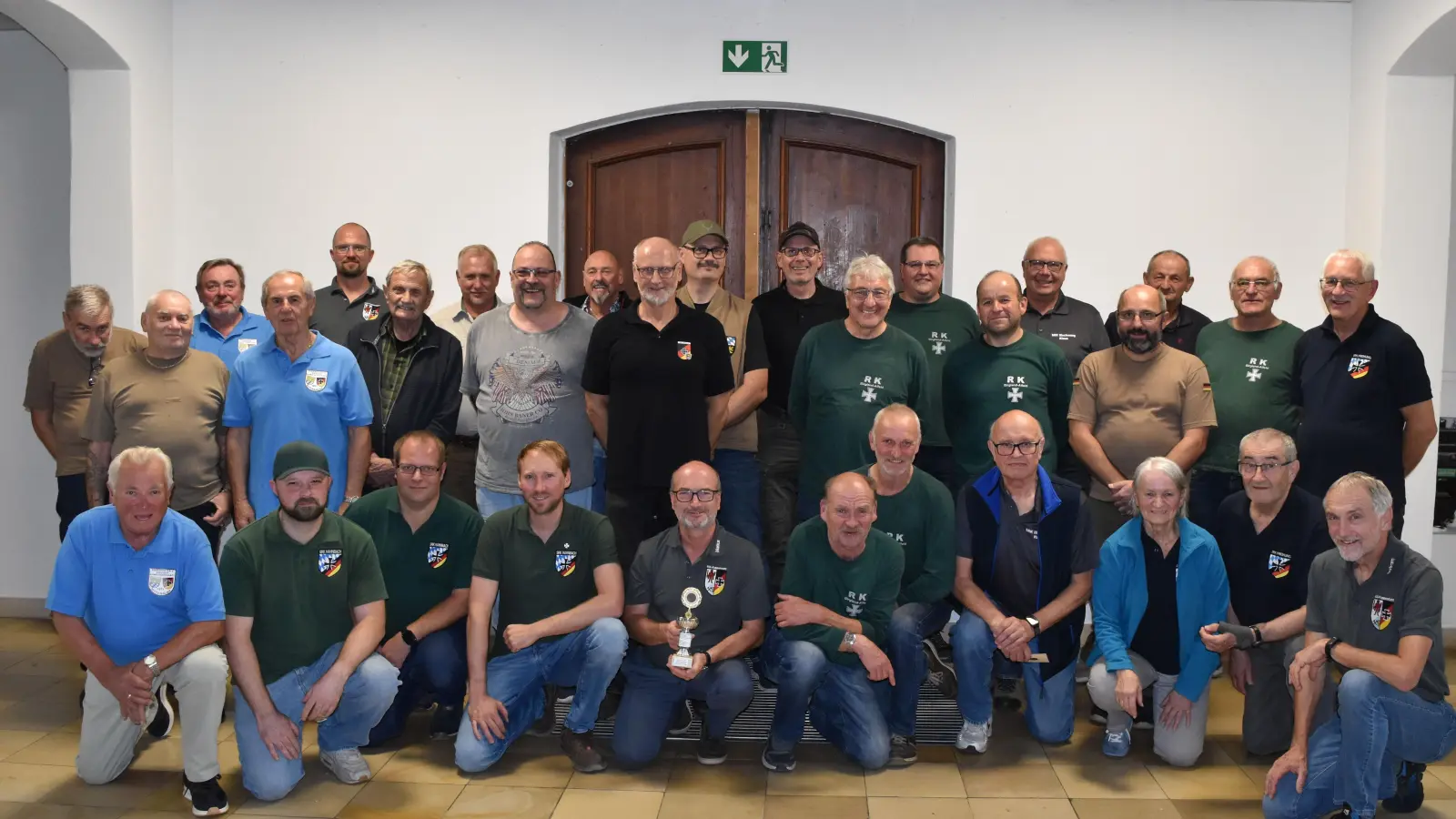 Die Reservisten der Kreisgruppe Oberpfalz Mitte sind immer noch gut in Schuss. Der Wanderpokal ging dieses Jahr an die Schießgemeinschaft RK Poppenicht. Dazu gratulierte Kreisvorsitzender Oberst d.R. Bertram Gebhard (re.. knieend).  (Bild: Paul Böhm)