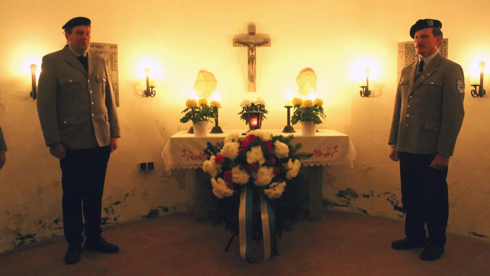 Die Ehrenwache im Kriegerdenkmal mit Ehrenkranz.  (Bild: Birgit Altmann)