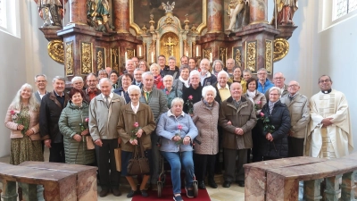 19 Jubelpaare der Pfarreiengemeinschaft danken beim Jubiläumsgottesdienst für viele, gemeinsame Ehejahre und erhalten Gottes Segen von Pater Jimmy Joseph (rechts) für ihren weiteren Lebensweg. (Bild: Rosi Hasenstab)