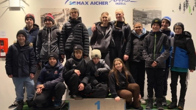 Beide Mannschaften zusammen vor dem Training. (Bild: Thomas Weiß)