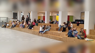 Deutsche und tschechische Zweitklässler spielen in der Aula gemeinsam Gesellschaftsspiele. (Bild: Johanna Reger)