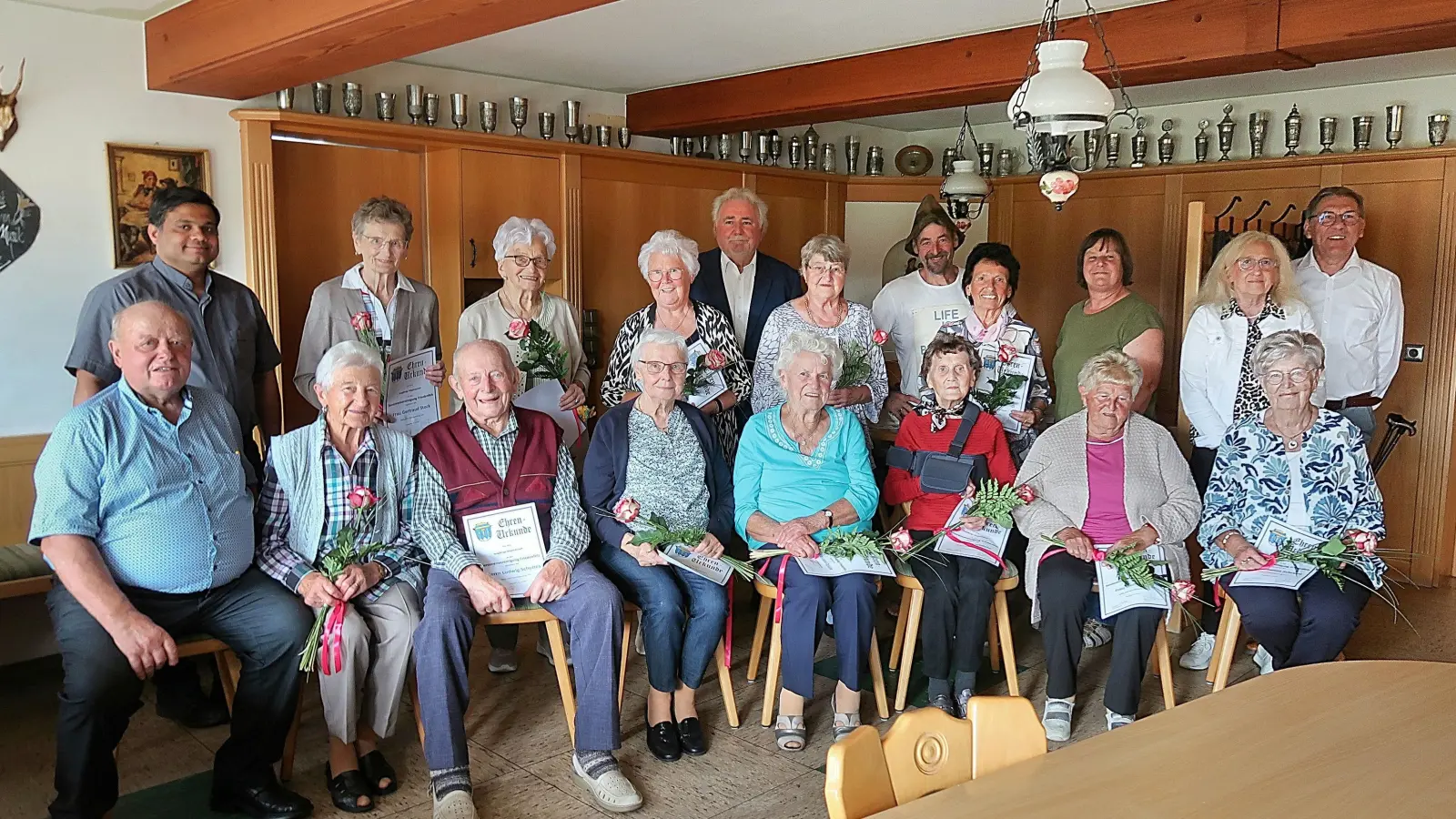 Die Vorsitzenden der Seniorenvereinigung Friedenfels, Erwin Bächer (vorne links) Zita Schuster (hinten, Zweite von rechts) sowie Pfarrer Martin (hinten links), Bürgermeister Oskar Schuster (rechts) und der Seniorenbeauftragte des Landkreises Tirschenreuth, Peter Gold (hinten mitte) gratulierte den Vereinsjubilaren für ihre langjährige Mitgliedschaft. (Bild: Bernhard Schultes)