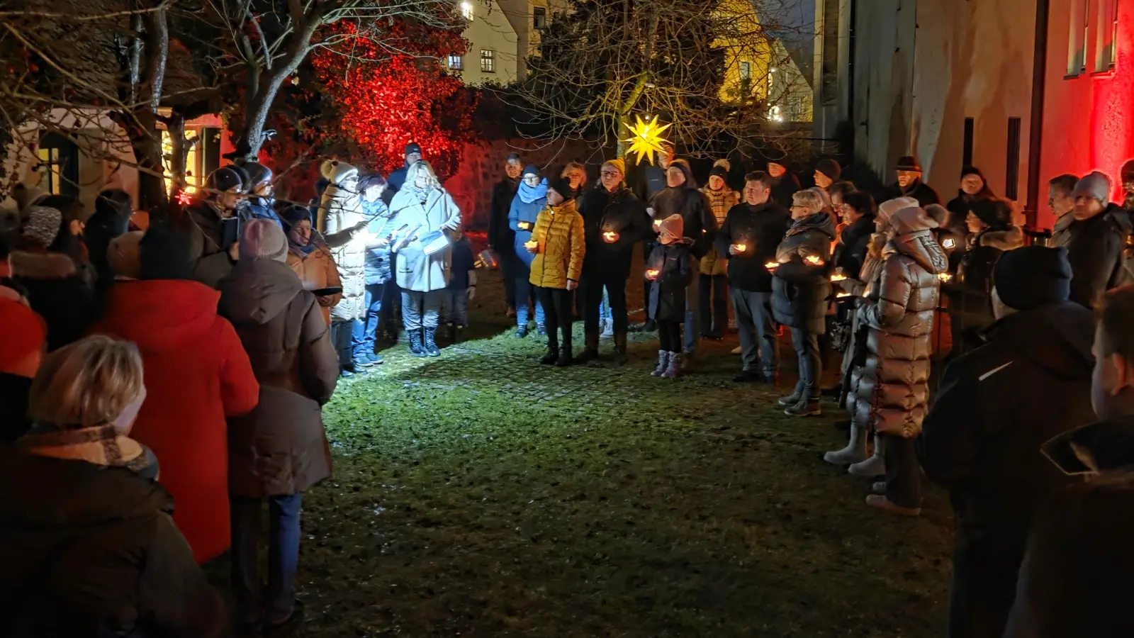 Die Pfarreiengemeinschaft Kemnath-Kastl-Waldeck hatte zum ersten Adventsfenster in den Pfarrhofgarten eingeladen.  (Bild: Katrin Pasieka-Zapf)