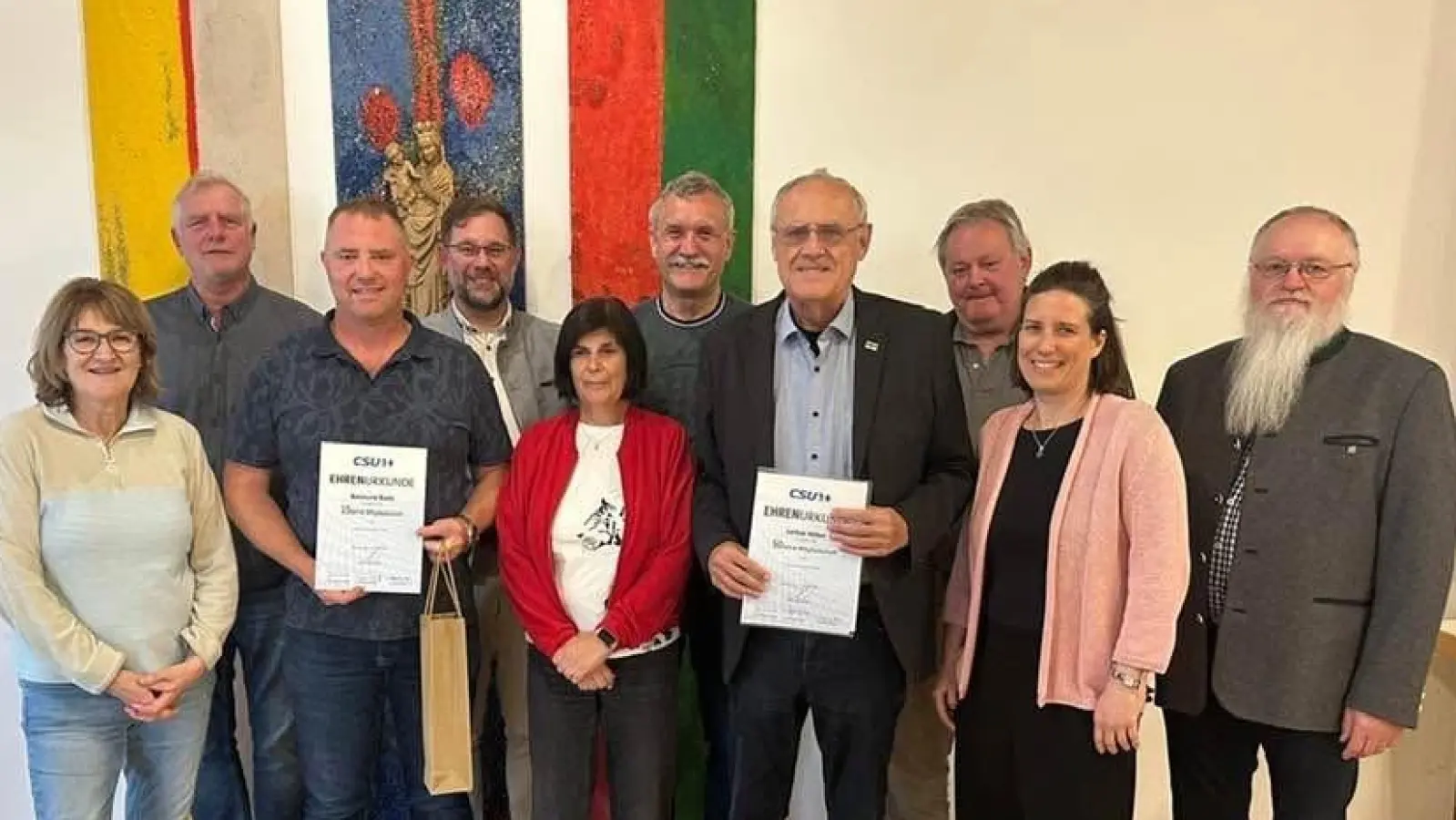 Lothar Höher wird für 50 Jahre Mitgliedschaft geehrt und Raimund Riehl für 15 Jahre (Bild: Stephan Gollwitzer)