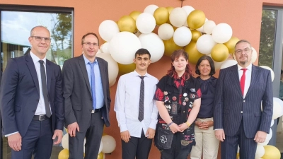 Von links nach rechts: Konrektor Michael Fleischmann, Dr. Sebastian Hirn (Klassenleiter M10), Zaid Brij (M10); Nadja Waldhier (VO 2), Annette Sommer (Klassenleiterin VO2), Schulleiter Robert Wittmann (Bild: Kerstin Schmola)