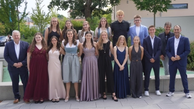 Die 14 Jahrgangsbesten mit einem Gesamtschnitt bis 1,92 zusammen mit Landrat Richard Reisinger (links), Realschuldirektor Martin Zimmermann (rechts) und Stellv. Schulleiter Markus Hochholzer (2. von rechts). (Bild: Martin Zimmermann)