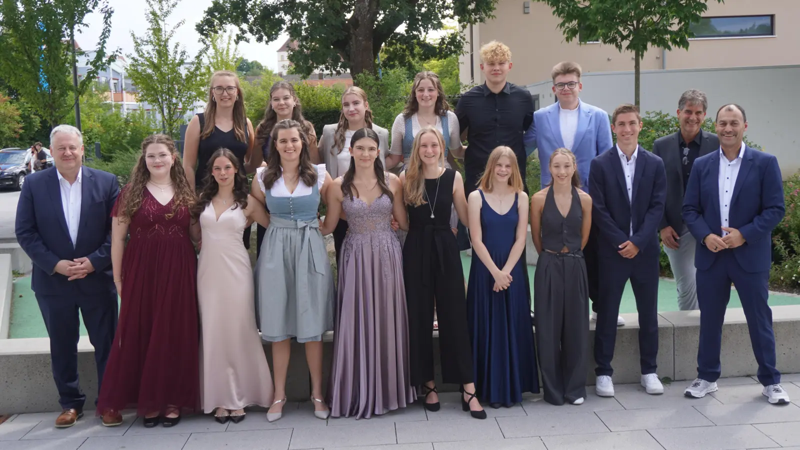 Die 14 Jahrgangsbesten mit einem Gesamtschnitt bis 1,92 zusammen mit Landrat Richard Reisinger (links), Realschuldirektor Martin Zimmermann (rechts) und Stellv. Schulleiter Markus Hochholzer (2. von rechts). (Bild: Martin Zimmermann)