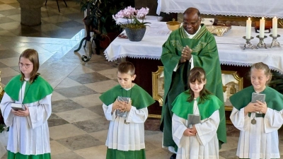 Die neuen Ministranten der Pfarrei Wutschdorf mit Pfarrer Moses Gudapati. (Bild: Ina Piehler)