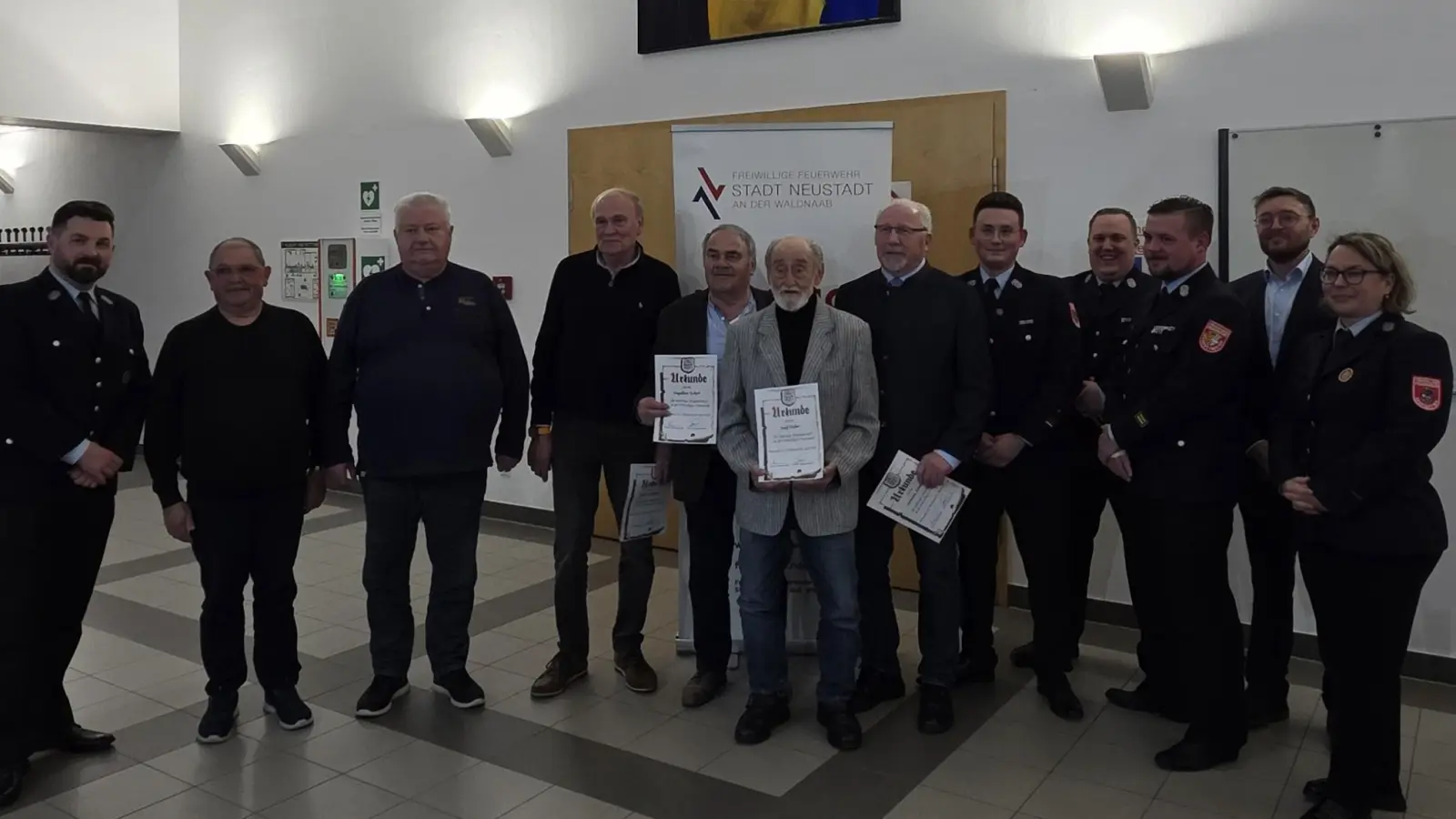 Ehrungen von Links: Sebastian Giering, Martin Storch, Hans Rupprecht, Roman Kelnhofer, Bertram Eckert, Josef Huber, Hermann Schmid, Max Schwarz, Marco Spranger, Dominik Lang, Martin Filchner, Andrea Leopold. <br> (Bild: Rainer Konz)