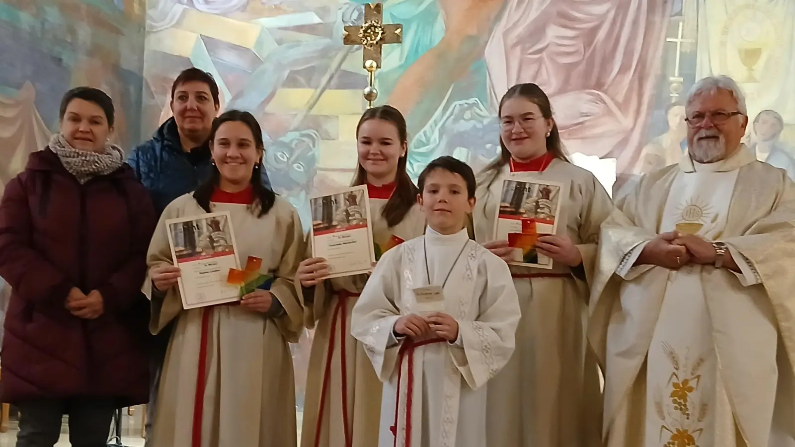 Die verabschiedetet Ministrantinnen und der neu Ministrant Lukas Hoch mit Pfarrer Pirner und den Betreuerinne A. Voit und S. Ippisch. (Bild: Silvia Ippisch)