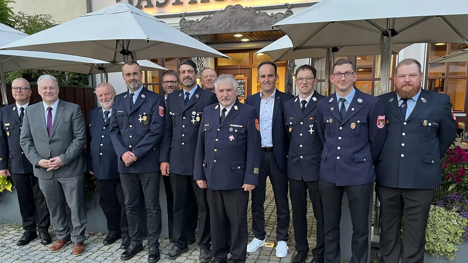 50, 40 und 25 Jahre bei der Feuerwehr Edelsfeld. Dazu gratulierten Kreisbrandrat Christof Strobl und Landrat Richard Reisinger den Jubilaren Richard Winter, Klaus Lier und Christian Grädler (vordere Reihe, v.l.). Auch Bürgermeister Hans-Jürgen Strehl (4.v.r.), Kreisbrandinspektor Hans Sperber (5.v.r.) sowie die Feuerwehrvorstände und - Kommandanten zollten ihre Anerkennung. (Bild: Martina Beierl)