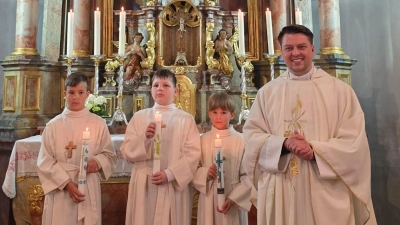 Die Kommunionkinder Elias Ullmann, Luca Schmidl und Vitus Herzog mit Kaplan Marvin Schwedler. (Bild: Conny Heldmann)
