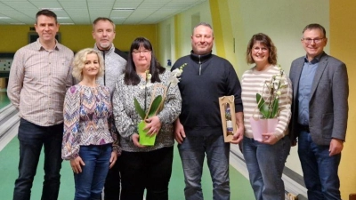 Im Rahmen einer Feierstunde wurden kürzlich die langjährigen Elternbeiratsmitglieder Karin Bayerl (zweite von rechts), Raphael Fritz (dritter von rechts) sowie die Vorsitzende Kerstin Wallmeyer (Bildmitte) gewürdigt und verabschiedet. (Bild: Michael Neumann)