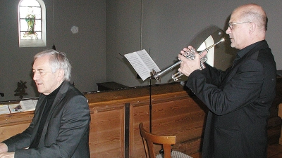 Großes Lob am Ende von Georg Schäffner für die Brander Orgel. Zusammen mit Prof. Christoph Braun hatte er ein großartiges und vielfältiges Konzert zum Patrozinium der Pfarrkirche gestaltet.  (Bild: Bertram Nold)