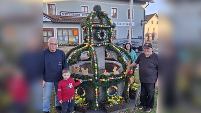 Der Trachtenverein unter Leitung ihres Vorsitzenden Hans-Jürgen Enders (links) kümmerte sich wieder um den Osterbrunnen am Marktplatz (Bild: Josef Söllner)