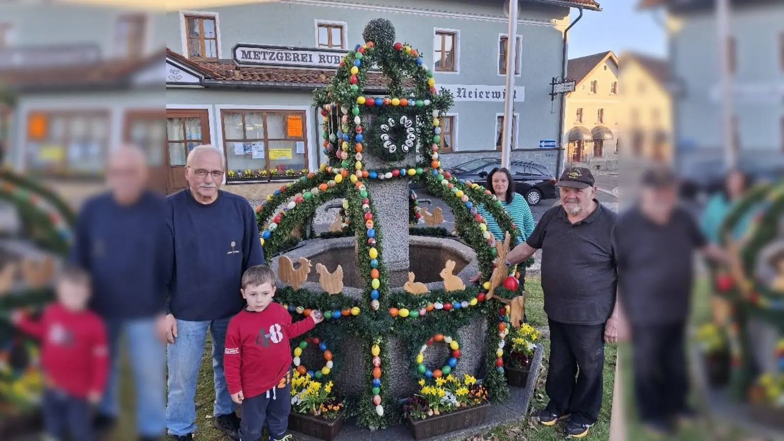 Der Trachtenverein unter Leitung ihres Vorsitzenden Hans-Jürgen Enders (links) kümmerte sich wieder um den Osterbrunnen am Marktplatz (Bild: Josef Söllner)