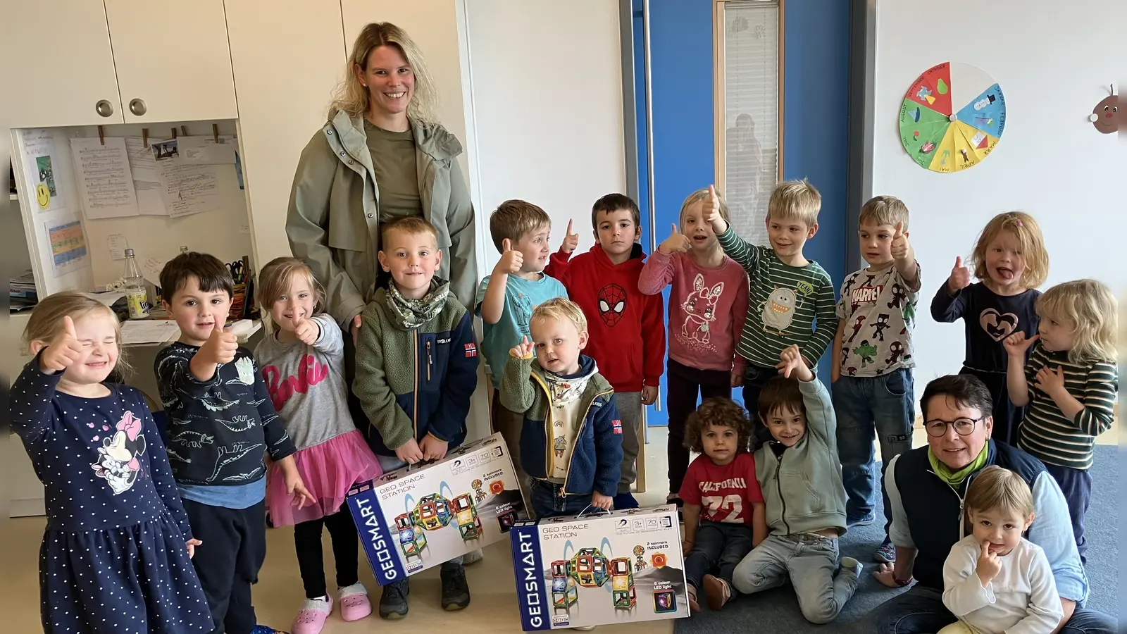 Christina Schlagenhaufer übergab mit ihren Kindern Lukas und Paul die Bausteine (Bild: Ursula Zimmermann)