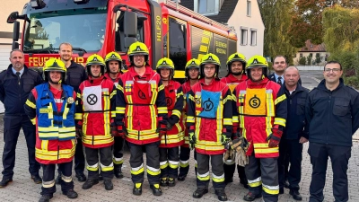 Zufriedene Gesichter gab es bei der Freiwilligen Feuerwehr nach der erfolgreichen THL-Leistungsprüfung. Von links: 1. Kommandant Sebastian Jasinsky, Daniel Brearley, Schiedsrichter Christoph Erras, Marco Schuminetz, Michael Pohle, Florian Kellner, Marina Schlaffer, Mario Gärtner, Florian Pawluk, Christian Kraus, Johannes Bäumler, 1. Vorstand Nico Schuminetz, Schiedsrichter Karl Luber und Horst Kellner. (Bild: Thomas Maier)