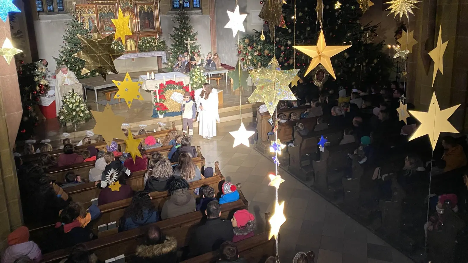 Von einem Engel „an die Hand genommen” wurde der kleine Hirtenjunge Benjamin ein lebendiger Teil der Weihnachtsgeschichte. (Bild: Raphael Haubelt)