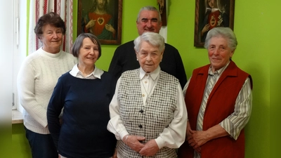 Stadtpfarrer Dekan Alfons Kaufmann mit 1. Vorsitzender Monika Spitzl (2. von links) und 2. Vorsitzender Ludmilla Gruber (3. von links) sowie weiteren Mitgliedern des Seniorentreffs.<br> (Bild: Mandy Seifert)