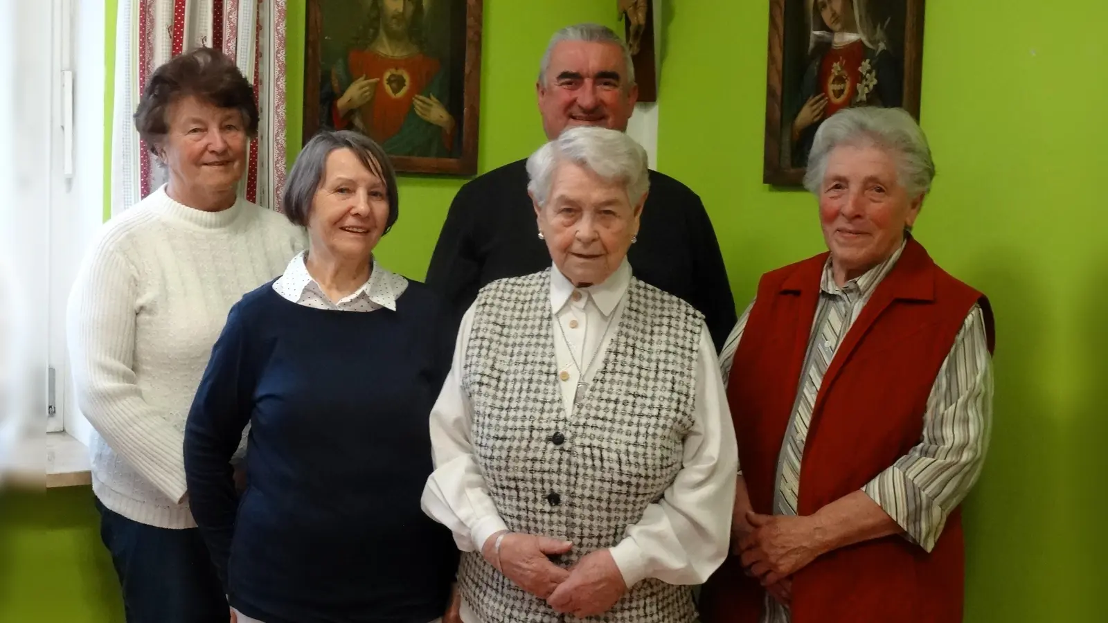 Stadtpfarrer Dekan Alfons Kaufmann mit 1. Vorsitzender Monika Spitzl (2. von links) und 2. Vorsitzender Ludmilla Gruber (3. von links) sowie weiteren Mitgliedern des Seniorentreffs.<br> (Bild: Mandy Seifert)