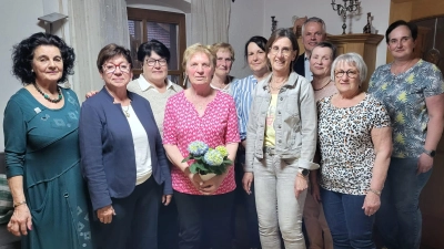 Die neugewählte Vorstandschaft der FU Flossenbürg mit der Vorsitzenden Annemarie Sladky (4.v.l.) , der stellvertretenden Kreisvorsitzenden der Frauenunion Marianne Lebegern (2.v.l.) und Bürgermeister Thomas Meiler (4.v.r.) (Bild: Christina Rosner)