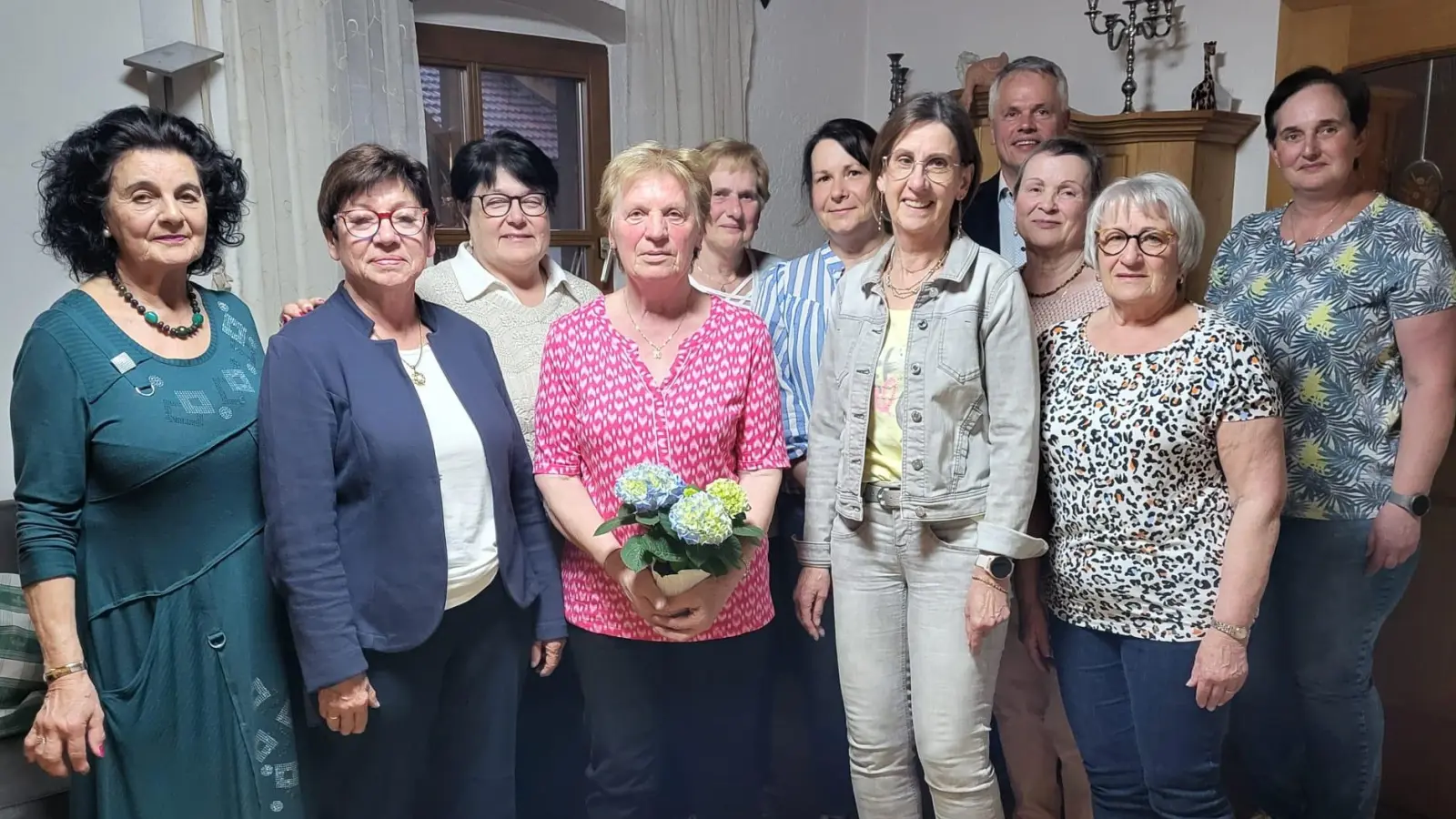 Die neugewählte Vorstandschaft der FU Flossenbürg mit der Vorsitzenden Annemarie Sladky (4.v.l.) , der stellvertretenden Kreisvorsitzenden der Frauenunion Marianne Lebegern (2.v.l.) und Bürgermeister Thomas Meiler (4.v.r.) (Bild: Christina Rosner)