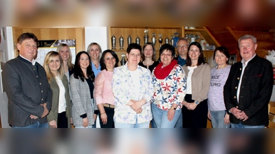 Die neu gewählte Vorstandschaft des GOV. Das Bild zeigt (vorne von links) 2. Bürgermeister Andreas Altmann, Manuela Flierl, Sabrina Meier, Claudia Neidl, 2. Vorsitzende Simone Schönberger, 1. Vorsitzende Anita Graf, Kassierin Carina Pröls, Anita Polleti und stellvertretenden Kreisverbandsvorsitzenden Gerhard Lenhart sowie (hinten von links) Julia Viehauser, Roswitha Kumeth, Bettina Ries und Gerätewart Franz Scheuerer. (Bild: Josef Mutzbauer)