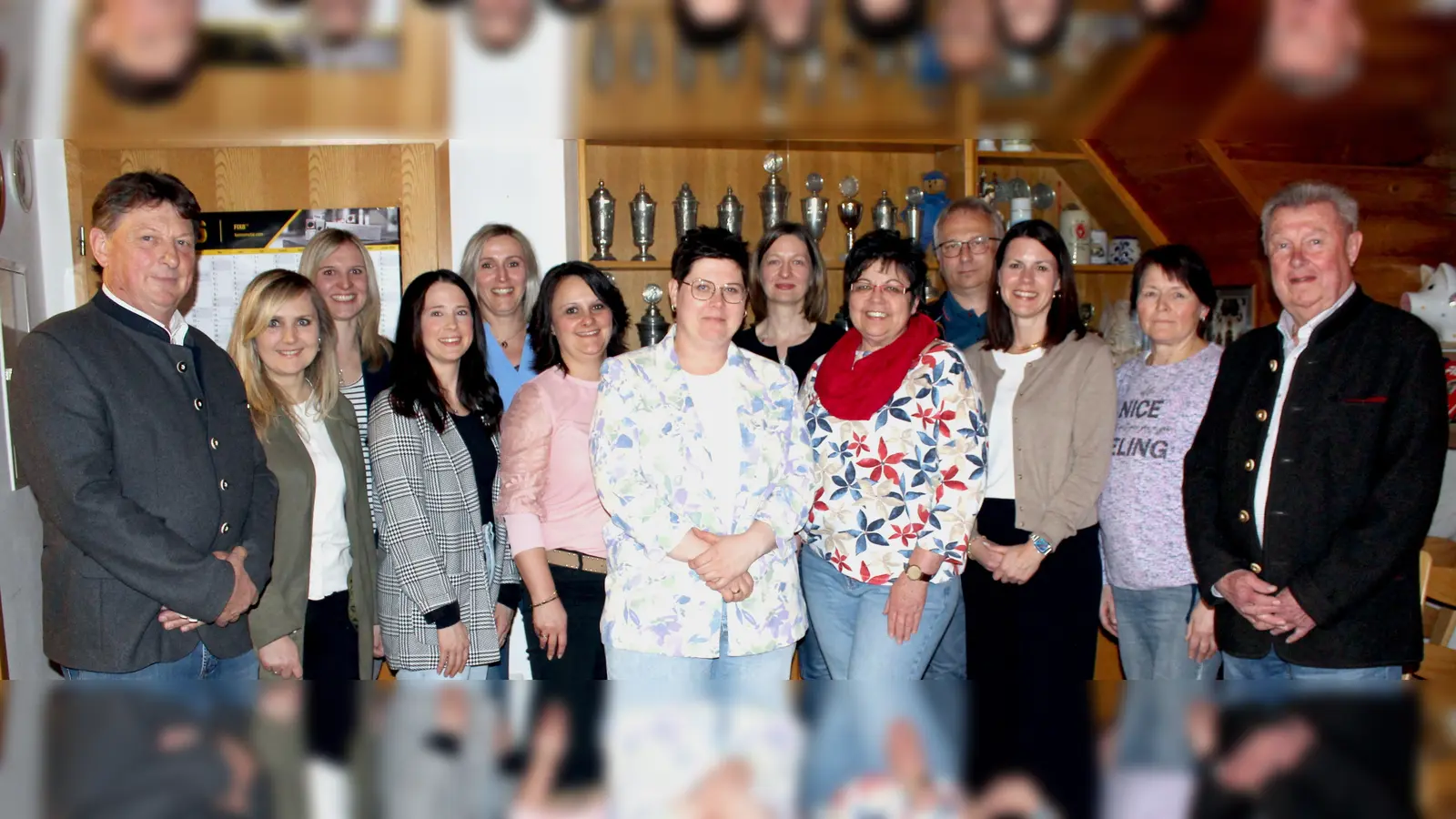 Die neu gewählte Vorstandschaft des GOV. Das Bild zeigt (vorne von links) 2. Bürgermeister Andreas Altmann, Manuela Flierl, Sabrina Meier, Claudia Neidl, 2. Vorsitzende Simone Schönberger, 1. Vorsitzende Anita Graf, Kassierin Carina Pröls, Anita Polleti und stellvertretenden Kreisverbandsvorsitzenden Gerhard Lenhart sowie (hinten von links) Julia Viehauser, Roswitha Kumeth, Bettina Ries und Gerätewart Franz Scheuerer. (Bild: Josef Mutzbauer)