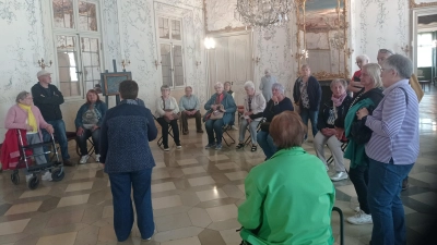 Ein Teil der Besuchergruppe des Wandervereins Kemnath lauscht im Weißen Saal des Schlosses Seehof den Ausführungen der Schlossführerin (Bild: Anton Heindl)